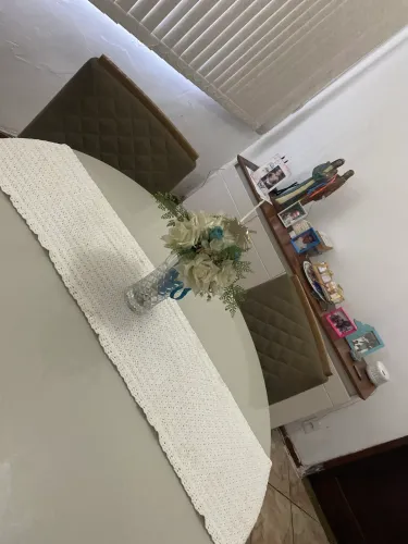 Mesa redonda com aparador