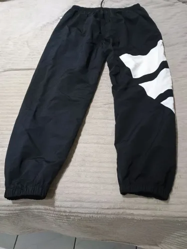 Calça Adidas modelo novo