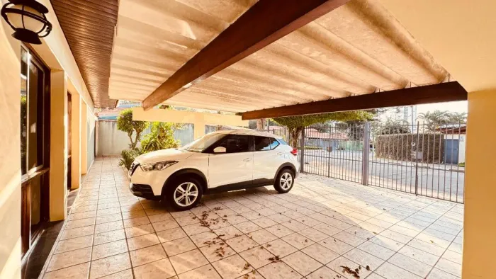 Casa magnífica no Parque Continental - 3 dormitórios, suíte, churrasqueira e 6 garagens