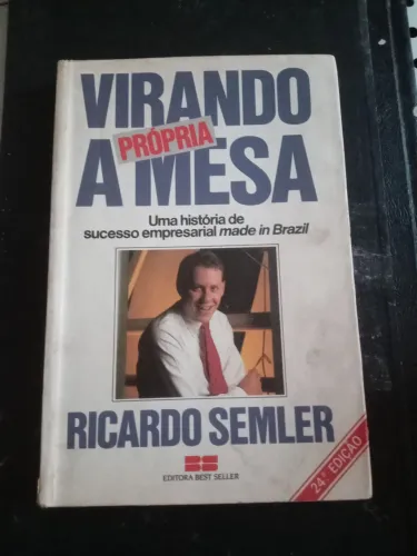 Livro virando a própria mesa