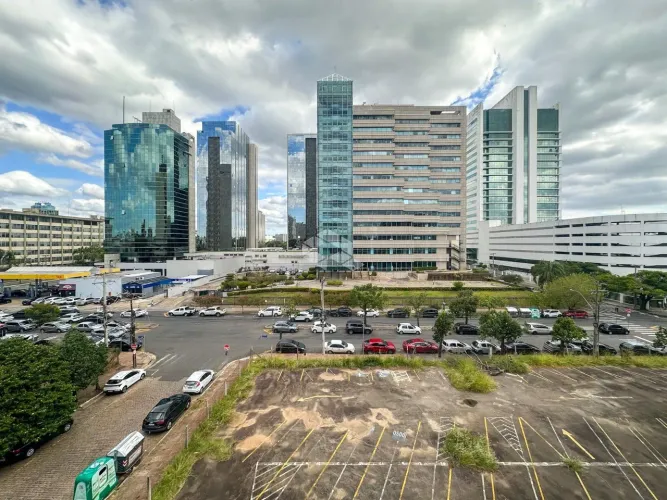 7 salas, localização fantástica, dois banheiros, 130 m2 privativos, 2 garagens cobertas.