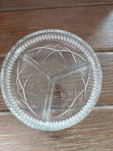 Petisqueira em vidro lapidado com três divisórias. Diâmetro 19 cm. Peça impecável
