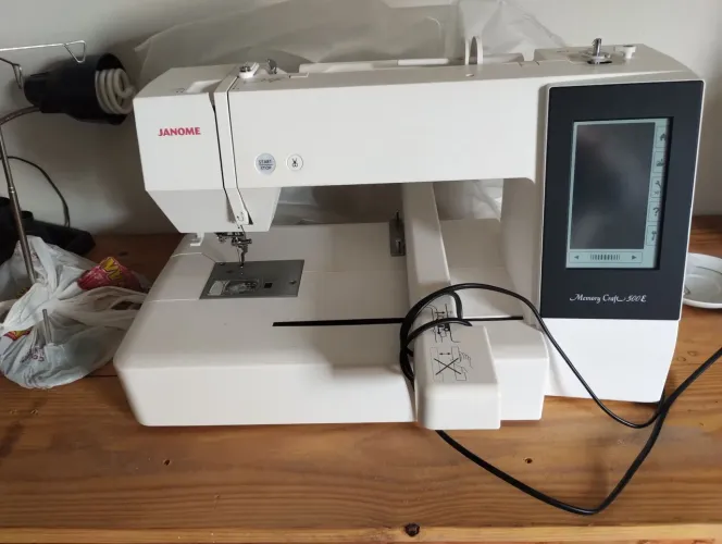 Vendo Máquina de Bordar Doméstica 