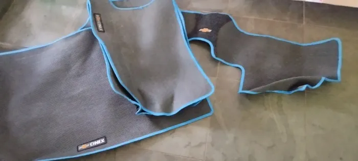 Tapete automotivo Onix com detalhes azul
