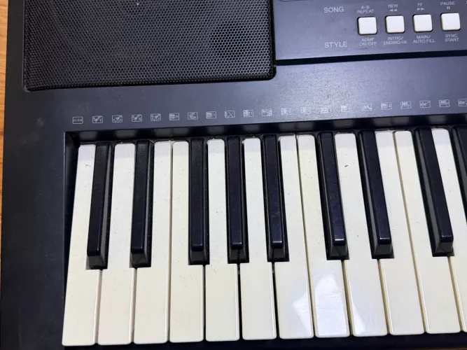 Teclado Yamaha PSR - E 333