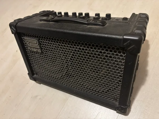 Amplificador Roland Cube Street 10-watt portátil com alimentação a pilhas