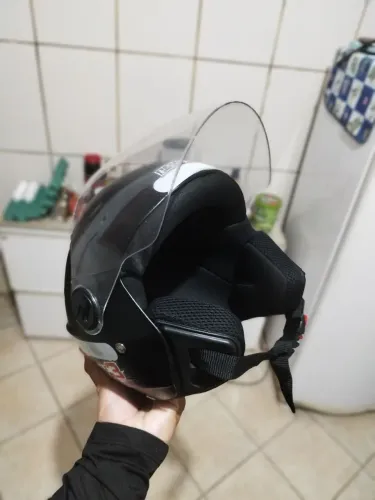 Capacete semi novo