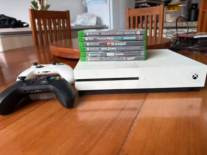 XBOX ONE S (201) 2 CONTROLES + 6 JOGOS