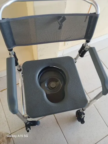 Cadeira de rodas higiênicas para banho e para o número 1 e o número 2 toda de alumínio .