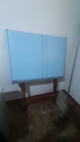 Mesa de desenho técnico com régua paralela