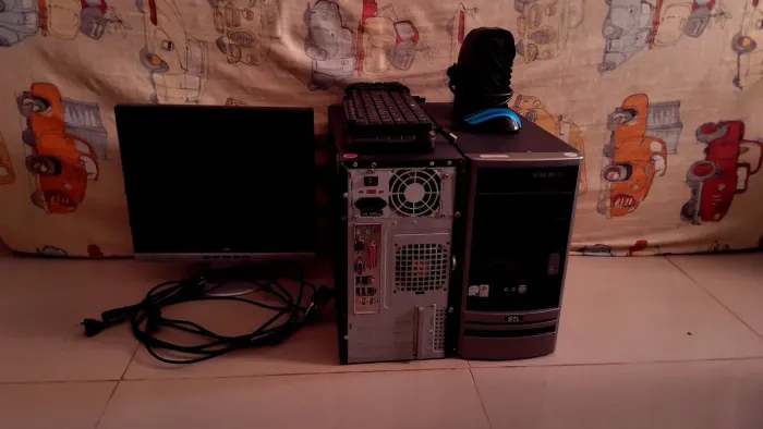 Lote 2 PCs Antigos + Monitor + Teclado e Mouse ? Para Peças/Projeto