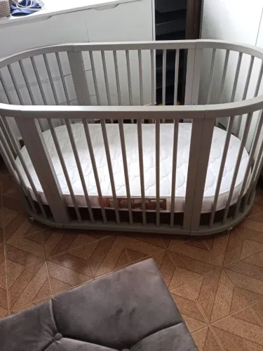 Berço de bebê , junto com o colchão 