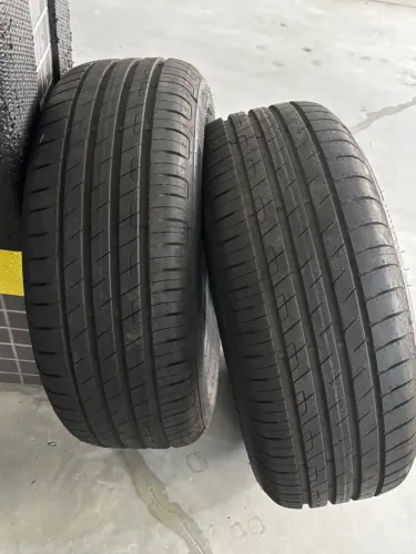 Vendo dois pneus Goodyear Aro 16, EfficientGrip Performance, 205/55 R16, 91 V. Estado de n