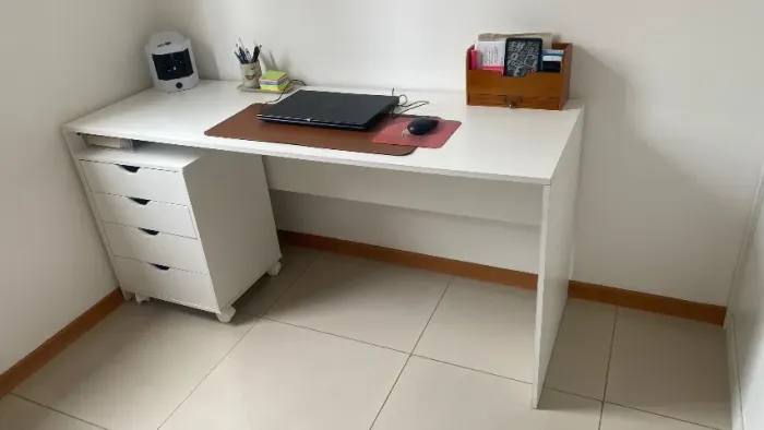 Escrivaninha com gaveteiro