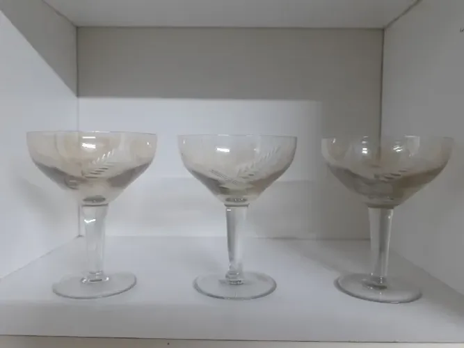 CONJUNTO COM TRÊS TAÇAS DE CRISTAL. ENTALHADOS