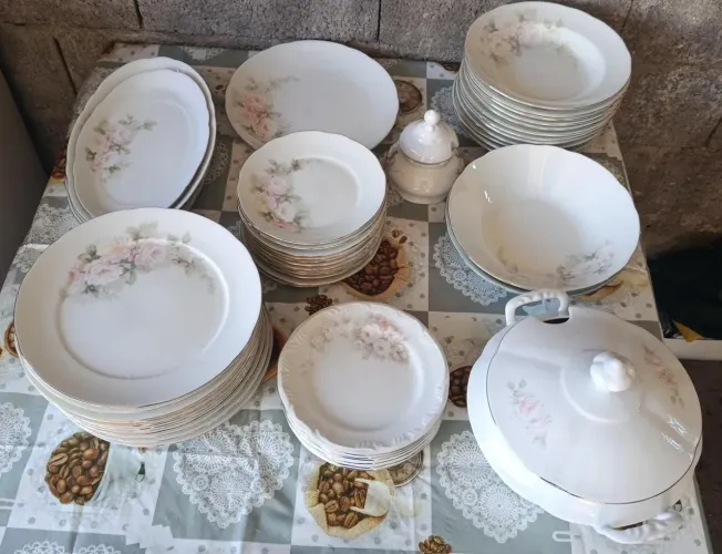 Jogo de jantar de porcelana decadas 70