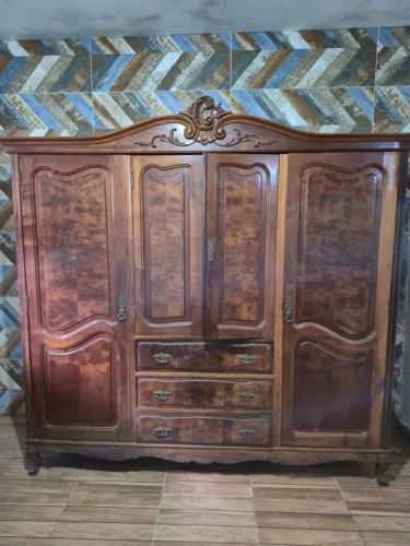 Conjunto de Móveis de Madeira em Ótimo Estado: Guarda-roupa, cômoda, cama e criados-mudos