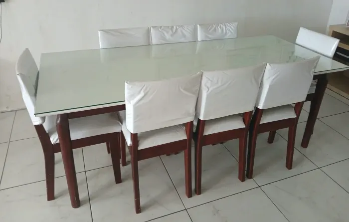 Mesa com 8 cadeiras em madeira