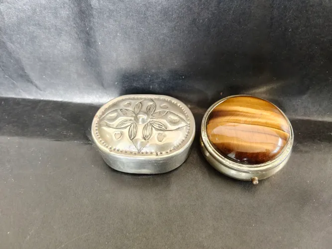 Kit Porta-comprimidos antigos olho de tigre e metal prateado.