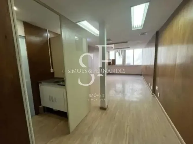 Centro - Rua da Assembleia. Sala Comercial, com Lavabo.