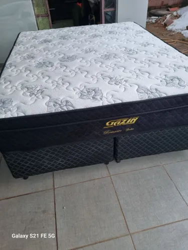 Cama Box Queen colchão molas enssacadas bem conservada Entrego