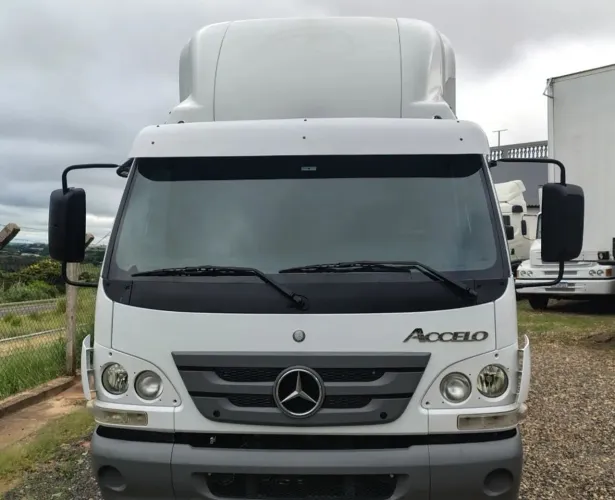 Passo a dívida ,Mercedes Acello 815 carroceria ano 2019