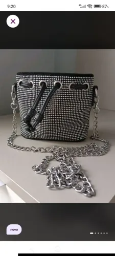 Mini Bolsa preta com stass prateado e alça de corrente