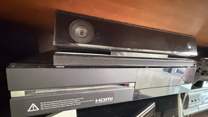 XBox One + Kinect + 2 Controles + Carregador