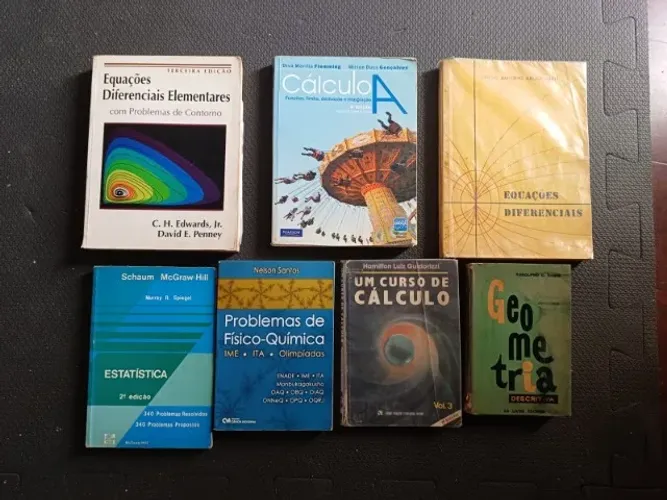 coleção de livros de cálculo, equações diferenciais, geometria analítica e estatística.