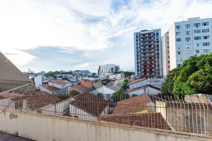 Apartamento á venda reformado com 2 quartos, suíte, varanda e vista livre