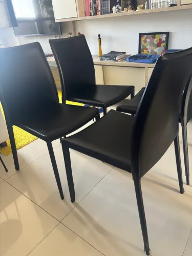 4 cadeiras pretas