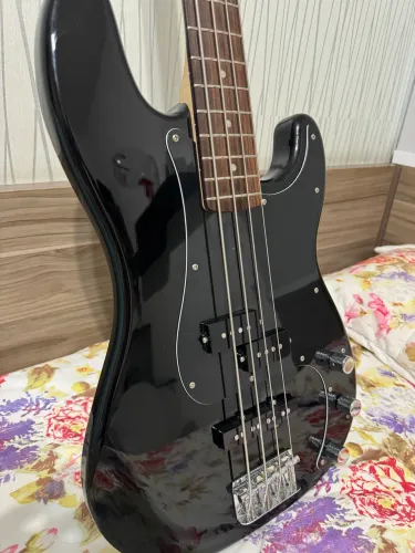 Baixo fender squier 4 c