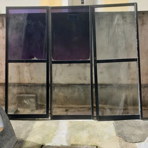 Porta de correr de alumínio com vidro
