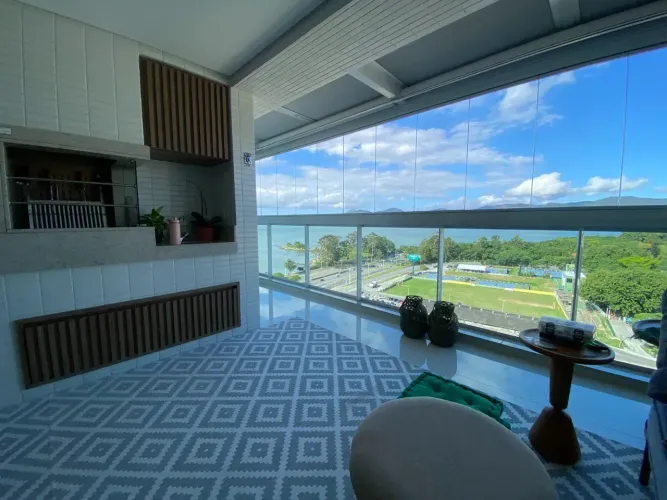 Apartamento com 3 suítes com vista mar.