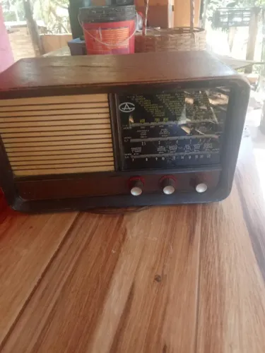Rádio antigos revertido de madeira