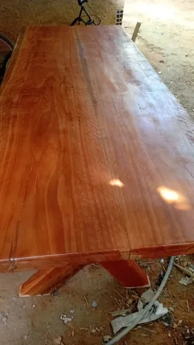 Mesa rústica de madeira
