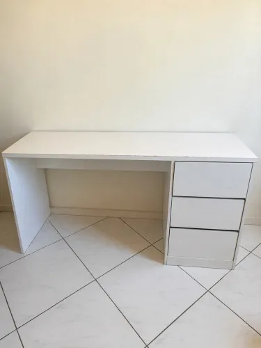Mesa de estudo com gavetas 