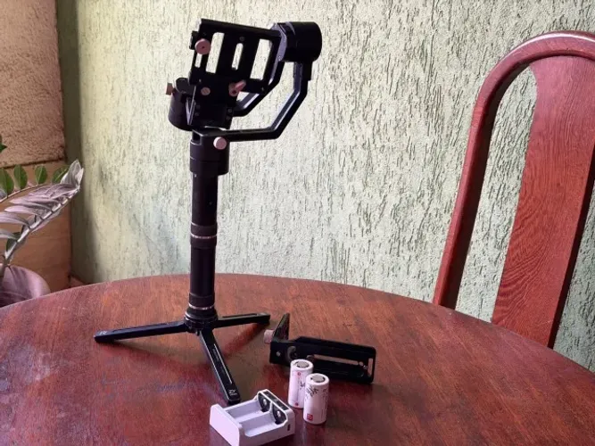 Estabilizador Zhiyun Crane Plus com tripé e acessórios