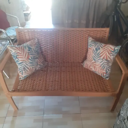 sofá tipo namoradeira acompanha 2 almofada