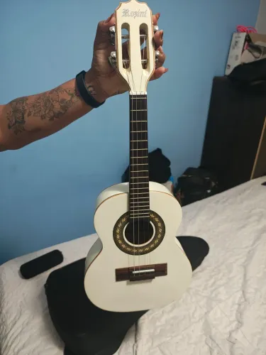 Vendo cavaquinho rozini com capa de proteção 