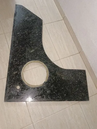 Pedra de mármore em L