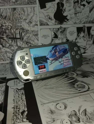 OPORTUNIDADE | Video Game Console Sony PSP Prata com Jogos + Carregador