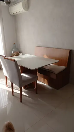 Mesa de jantar com 2 cadeiras e banco baú