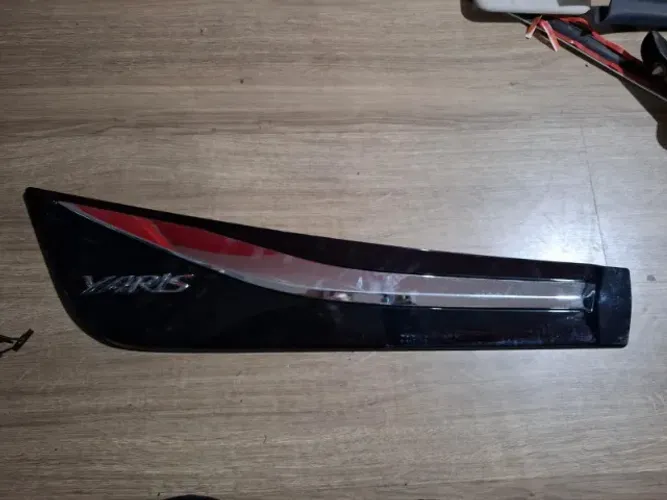 Moldura Porta Toyota Yaris direita 2018 2023