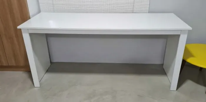 Mesa / Escrivaninha Branca Ampla para Escritório ou Home Office