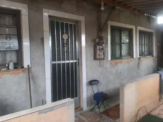 Casa com terreno atrás