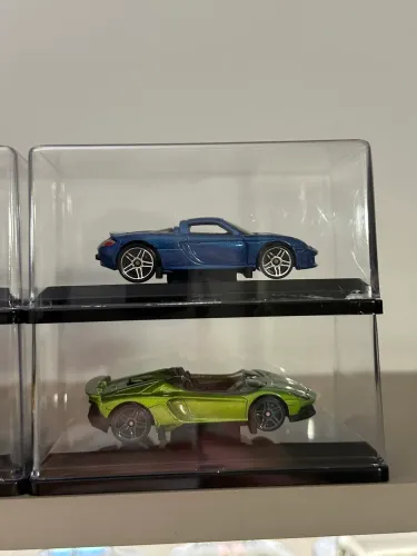 10 hotwheels com expositores em acrílico