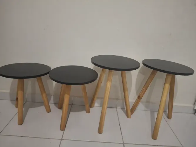 Kit com 4 Mesinhas Laterais Redondas Pretas com Pés de Madeira