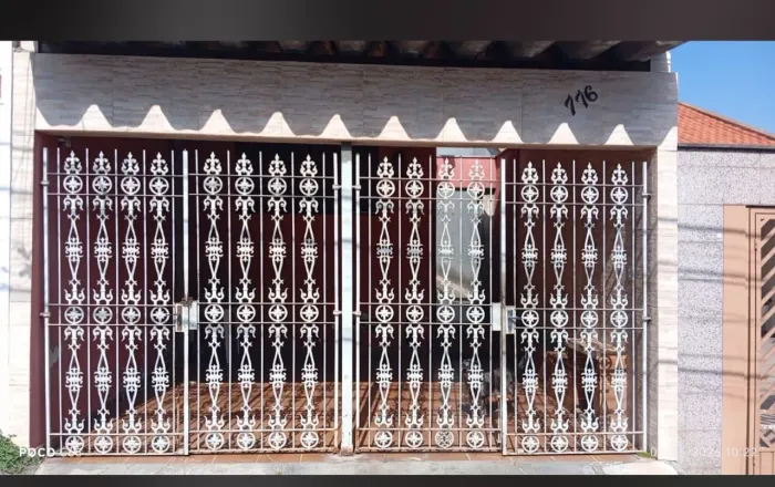 Portão de ferro bruto