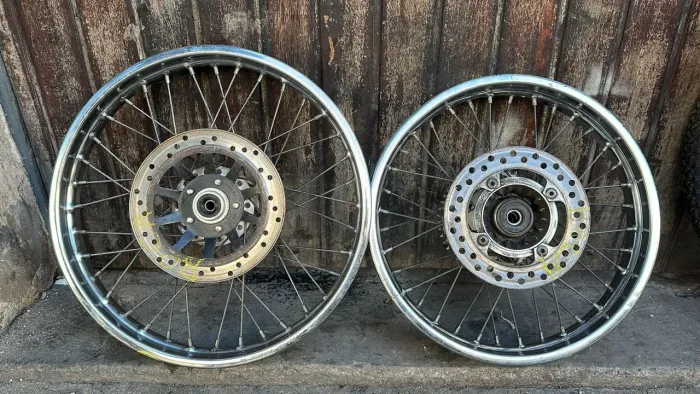Vendo par de rodas da bros 160
